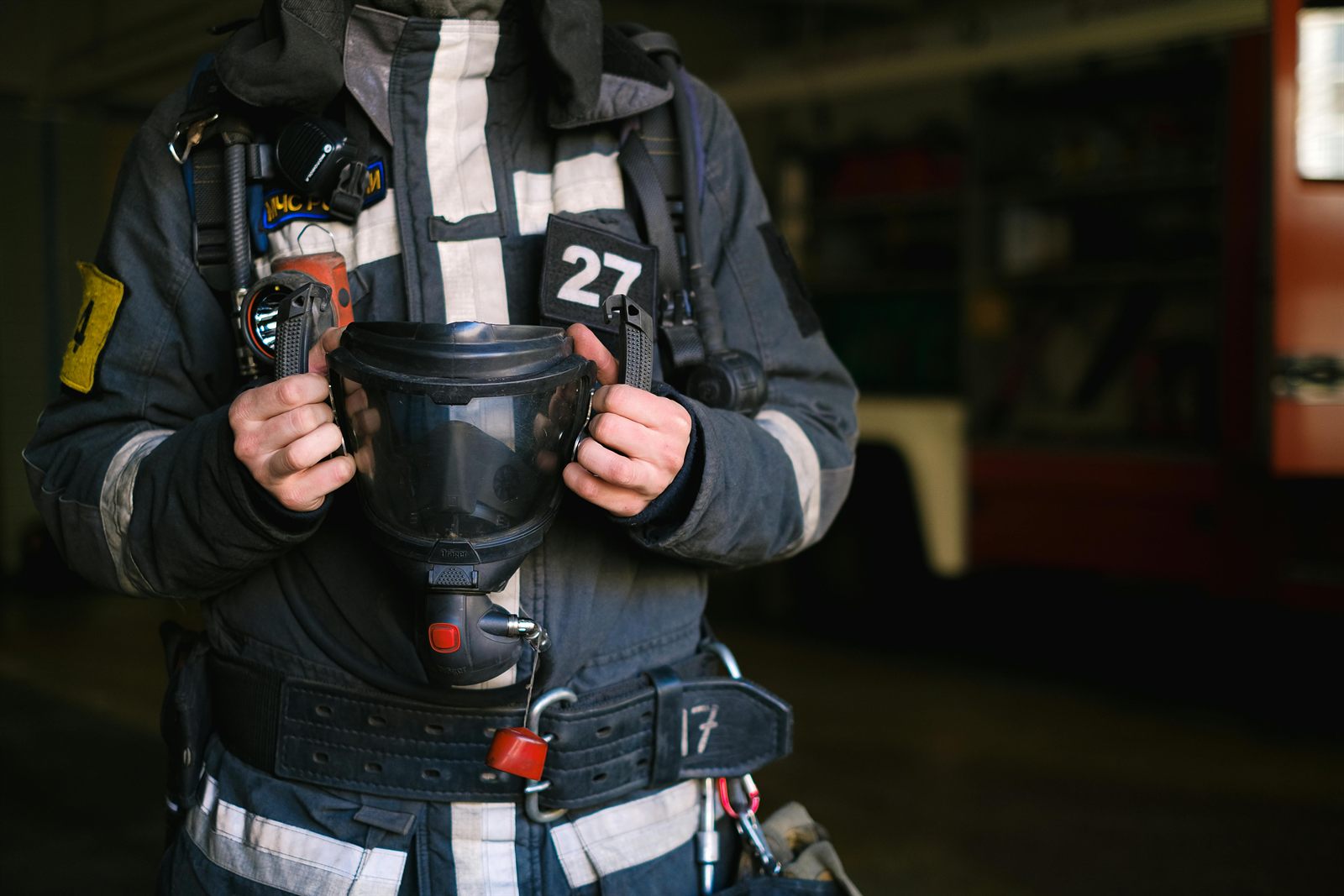 Operario con equipo de protección personal, arnés y equipo de respiración autónoma en operación industrial crítica