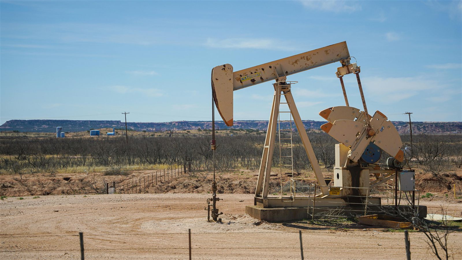 Bomba de extracción de petróleo (pumpjack) operando en un yacimiento remoto de oil and gas